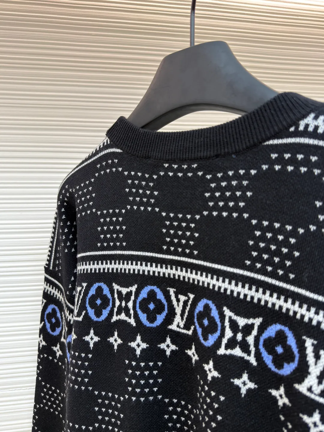 LOUIS VUITTON ski series jacquard knitted sweater ●Original version: purchased and developed for 12800 ●Item number: 1680728-B25 ●Fabric: sheep wool blended fabric ●Technology: jacquard texture ●Version: fitted version ●Size: XS-S-M-L ●Description: Made of custom-made sheep wool blend fabric, it outlines the classic pattern and brand logo jacquard texture on a deep background, and then reimagines the Fair Isle sweater with a soft dropped shoulder design, all-over LV Fair Isle jacquard, embellished with Damier and Monogram details, with Vuitton in the center The logo jacquard, ribbed collar, cuffs and hem can be matched with bottoms of the same season to create a fashionable look. It can be worn with a ski jacket or light up the bonfire to suit various occasions. Customized accessories, complete with three labels, same style for men and women!